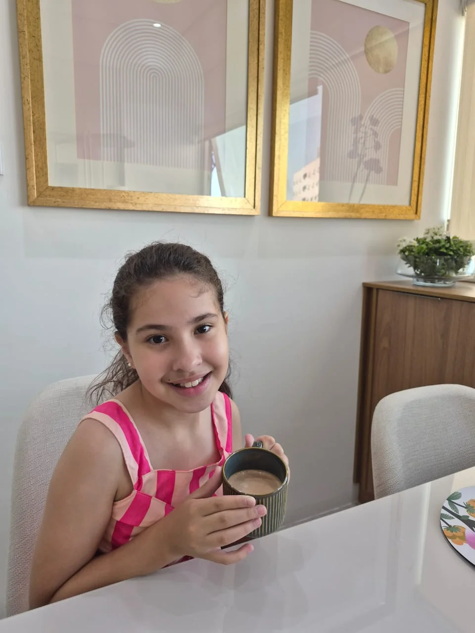 Criança à mesa no consultório