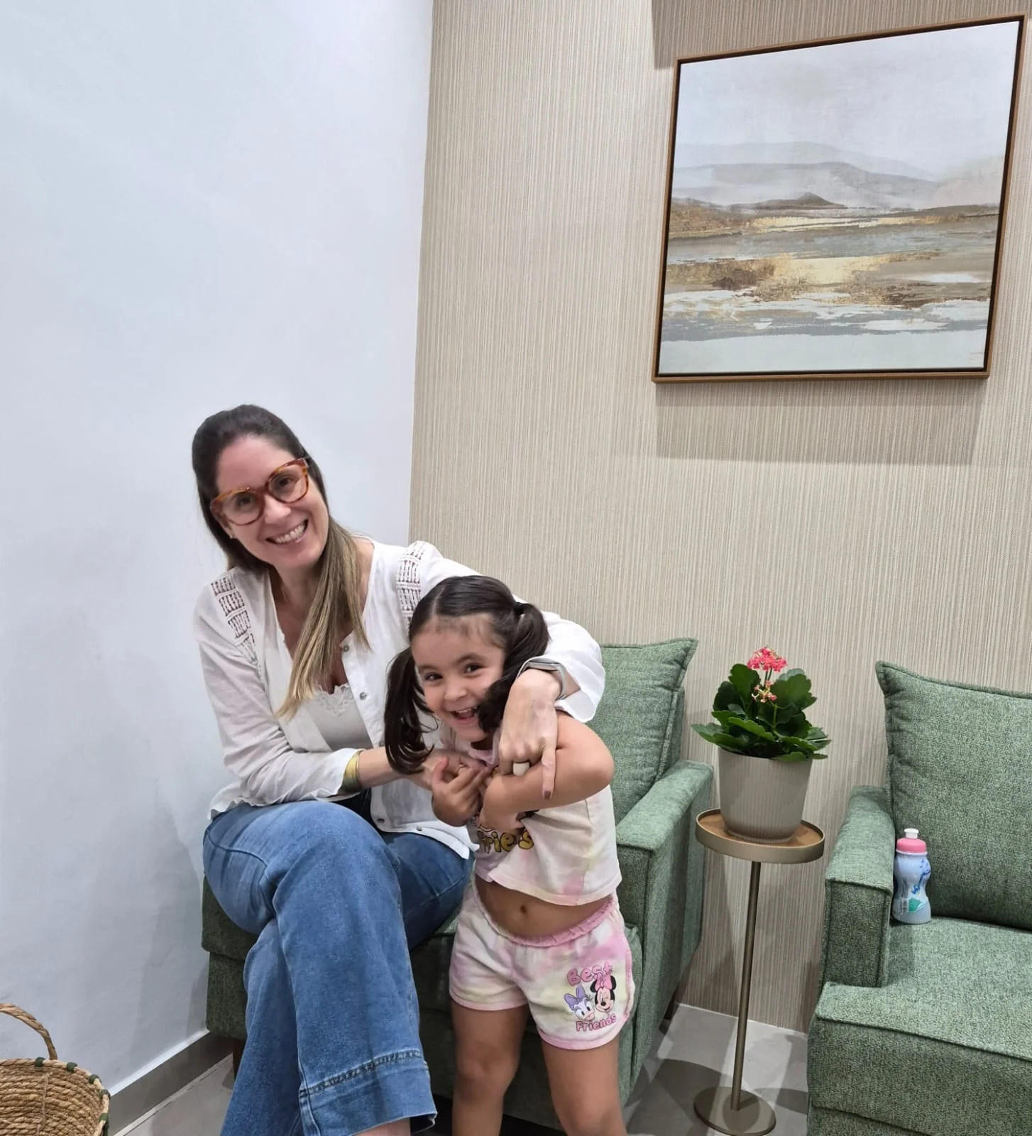 Dra. Lúcia recebendo uma criança no consultório