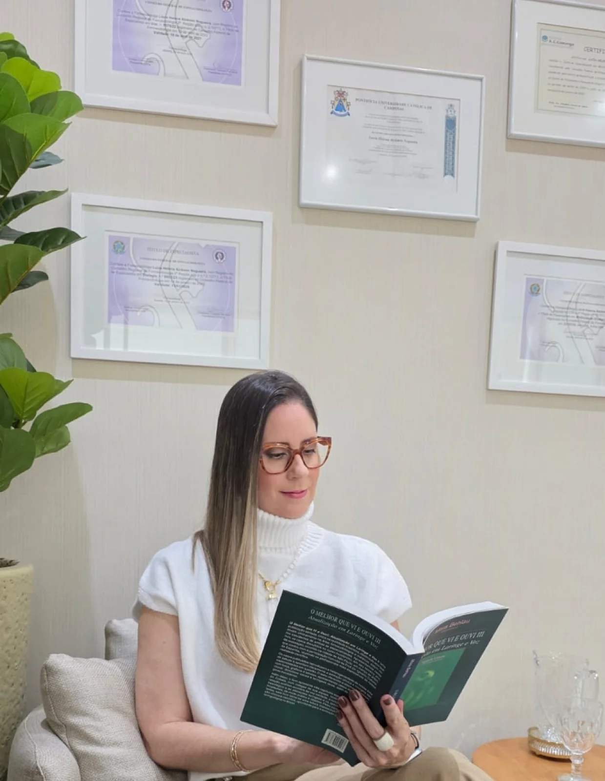 Dra. Lúcia em um momento de leitura