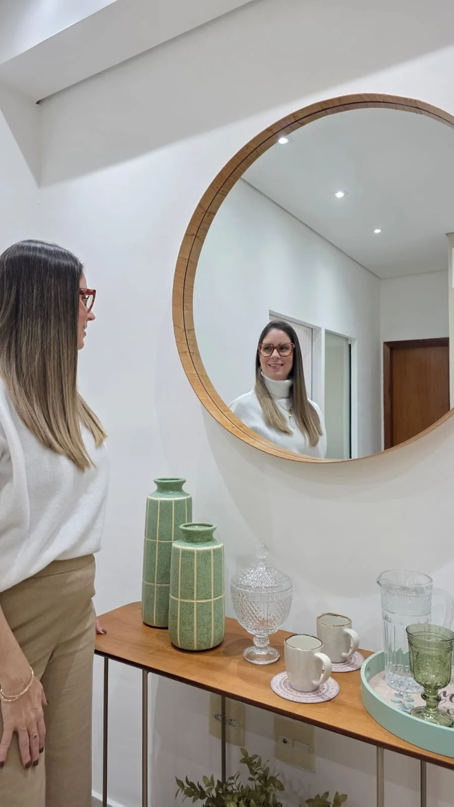 Detalhes da recepção com espelho e aparador