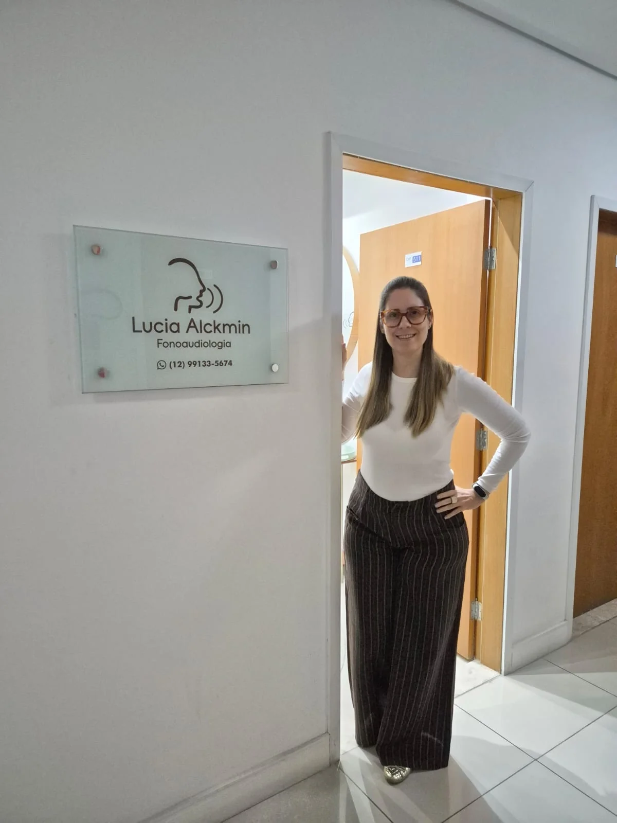 Dra. Lúcia na entrada do consultório