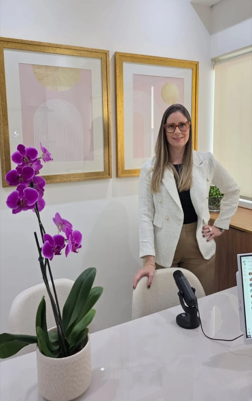 Dra. Lúcia ao lado da mesa de atendimento
