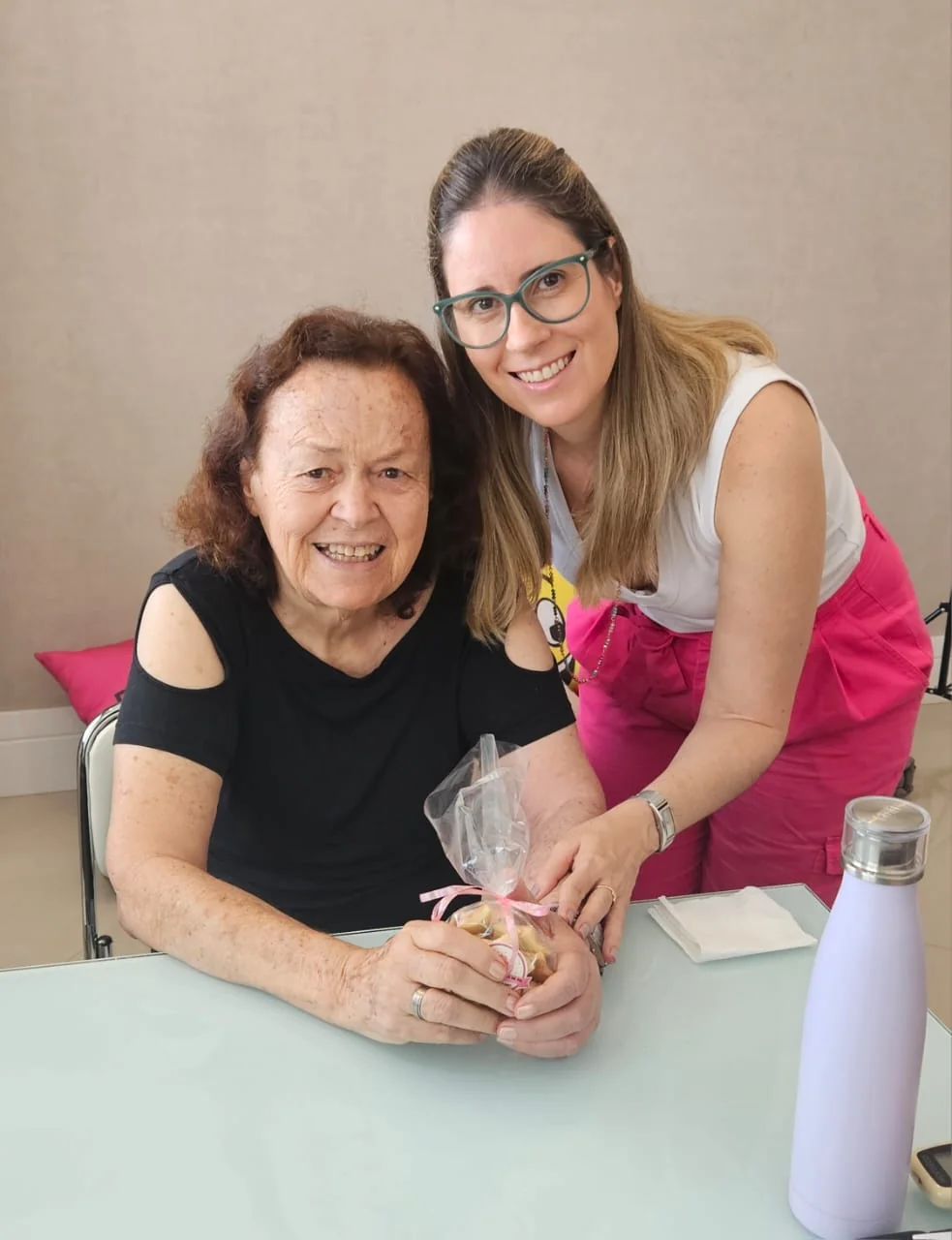 Dra. Lúcia com uma paciente no consultório