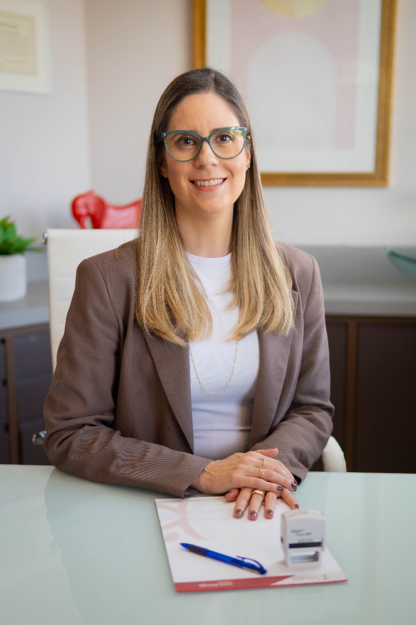 Fonoaudióloga Dra. Lúcia Alckmin durante avaliação clínica