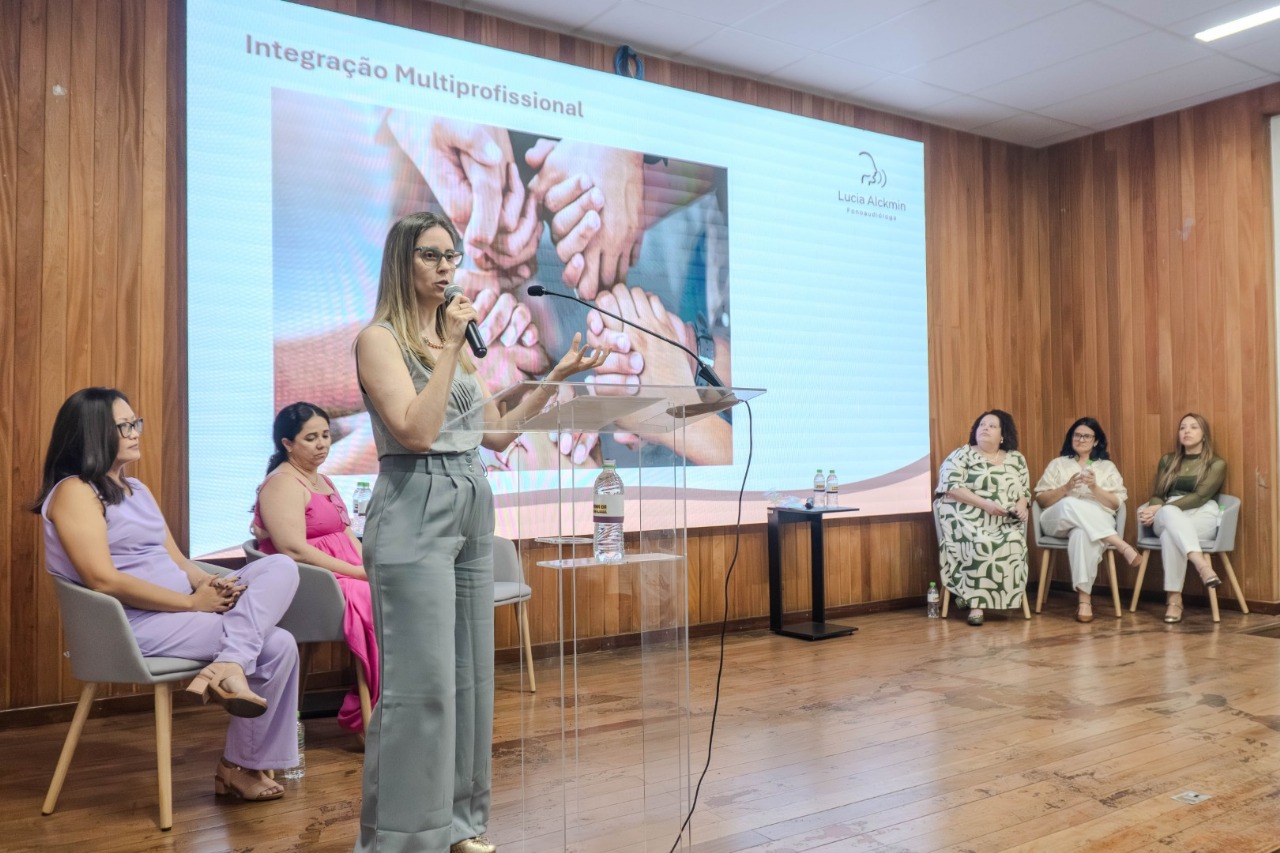 Sessão de fotobiomodulação aplicada à fonoaudiologia