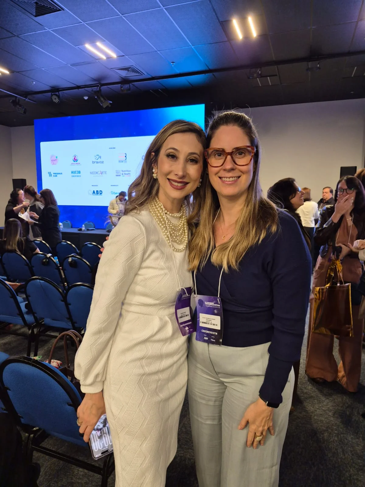 Lucia com uma colega no congresso da ABD
