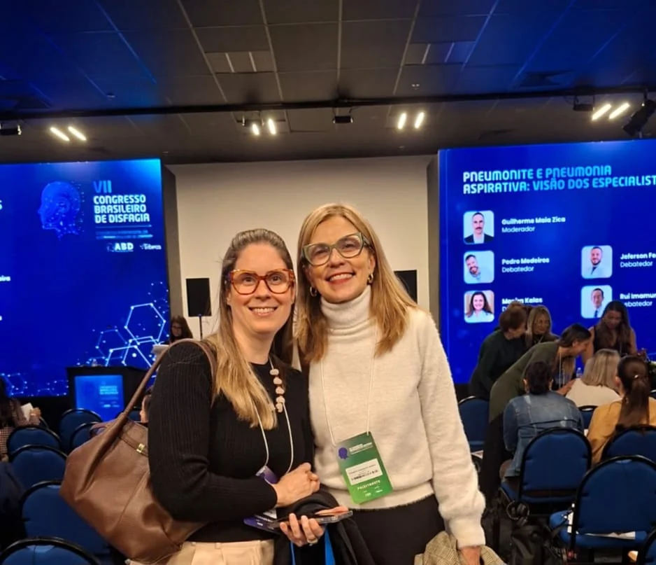 Lucia com uma colega no Congresso Brasileiro de Disfagia