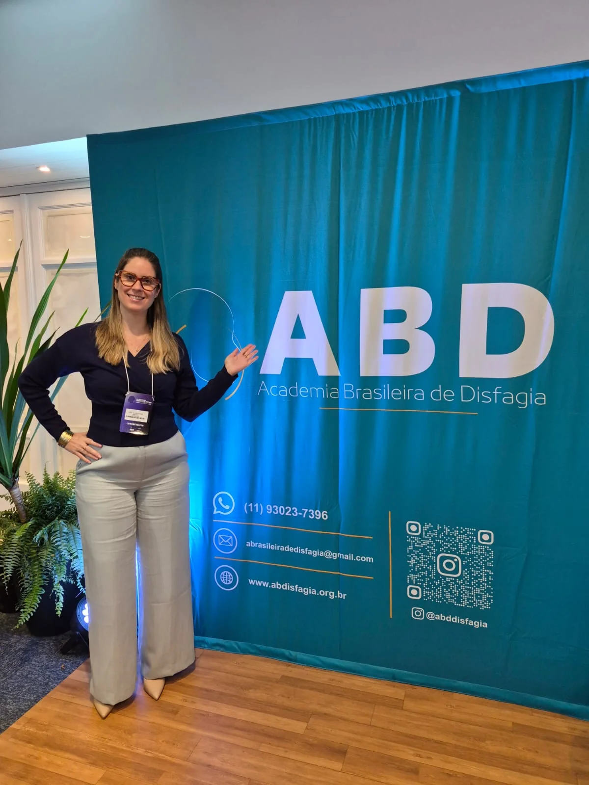 Lucia no estande da Academia Brasileira de Disfagia